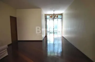 Apartamento com excelente  localização, planta e em otimo estado!!!