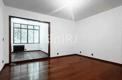 Apartamento com excelente planta e muito silencioso.