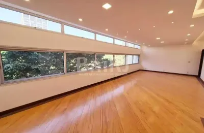 Oportunidade única!!!belíssimo apartamento 3 quartos reformado com vista da praça.