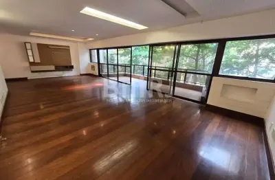 Oportunidade única! apartamento 4 quartos totalmente reformado no leblon, quadra da praia!