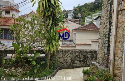 Casa duplex, bem localizada, 4 quartos, 5 vagas cobertas, silenciosa, ajardinada