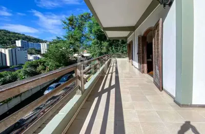 Raridade. ampla casa, 5 quartos; 5 suites; 420 m²; piscina; tranquilidade e vista panorâmica.