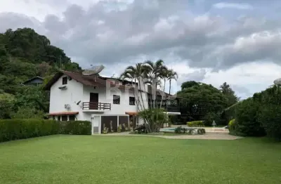 Linda casa na serra, com 5 quartos, à venda em área nobre de teresópolis