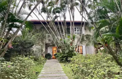 Linda casa reformada, com 4 quartos, sendo 3 suítes, em condomínio de luxo na barra da tijuca