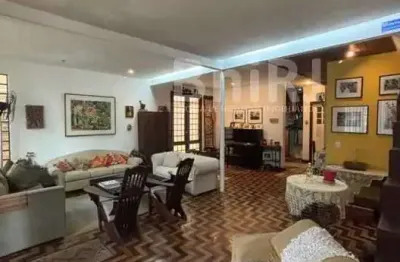 Casa na gávea, parte baixa, rua tranquila e próxima ao baixo gávea.