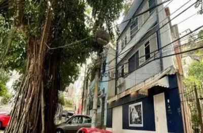 Catete! casa triplex desocupada - rua pedro américo . 4 qtos 1 suíte - ótimo terraço! 6 minutos para o metrô catete