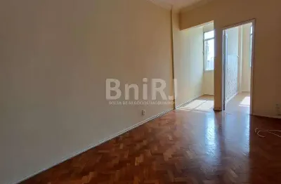 Amplo apartamento de 2 quartos, edifício com garagem pertinho do sesc tijuca