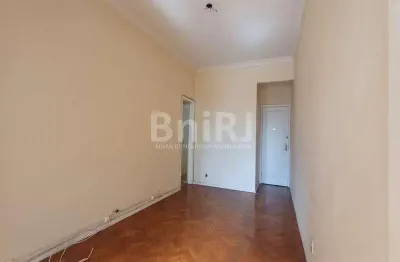 Amplo apartamento de 2 quartos, edifício com garagem pertinho do sesc tijuca