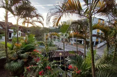 Casarão em petrópolis - próximo ao centro, 2 andares com quiosque e churrasqueira na área externa