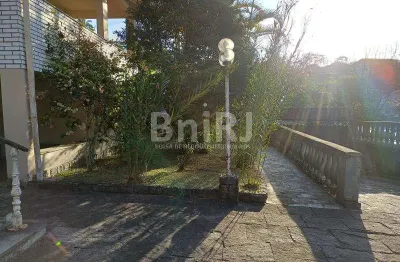 Casarão em petrópolis próximo ao centro, 2 andares com quiosque e churrasqueira e grande área externa