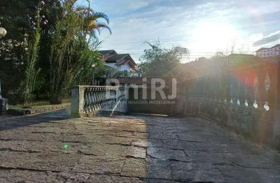 Casarão em petrópolis próximo ao centro, 2 andares com quiosque e churrasqueira e grande área externa