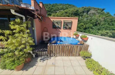Cobertura duplex no humaitá, com vista para o cristo. hidromassagem na área externa, deck e chuveiro. 2 vagas de garagem.