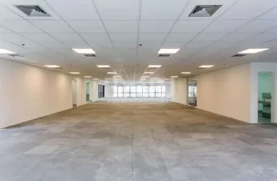 Pavimento de 400m² não mobiliado em primeira locação pós-retrofit