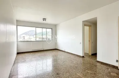 100% reformado, vista livre e vaga de garagem no leme!