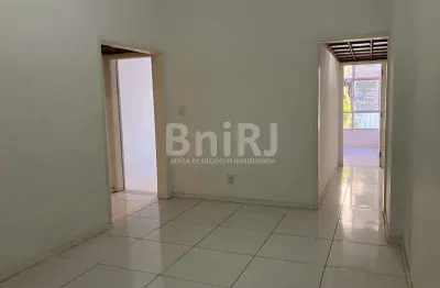 Apartamento dois (2) quartos, botafogo , silencioso , indevassado, luz solar o dia inteiro.