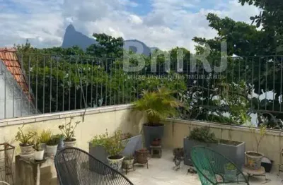 Residência clara, arejada e com vista para o mar ? centro de terreno