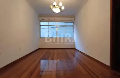 Lindo apartamento de 3 quartos! fundos, silencioso e espaçoso. 1 vaga de garagem.
