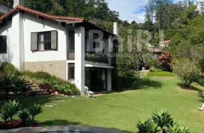 Refúgio de conforto e sofisticação em meio à natureza de nogueira em petrópolis