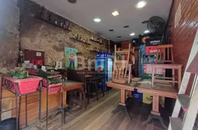 Prédio comercial com um bar no térreo. venha ter o seu próprio negócio no centro da cidade!!! localização ímpar!