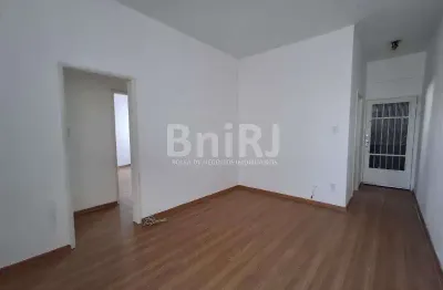 Vendo ótimo imóvel em predio com currasqueira, muito claro, silencioso, ventilado, andar medio, 2 quartos na tijuca, rio de janeiro rj