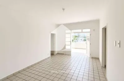 Alugue apartamento com varanda, ventilado e banhado de luz natural