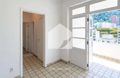 Alugue apartamento com varanda, ventilado e banhado de luz natural