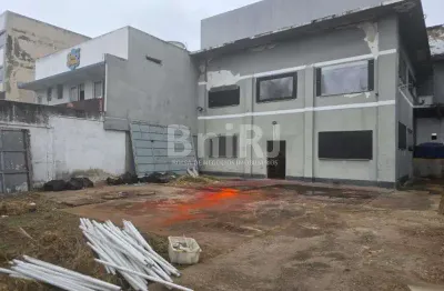 Prédio frente rua proximidades supermercado mundial