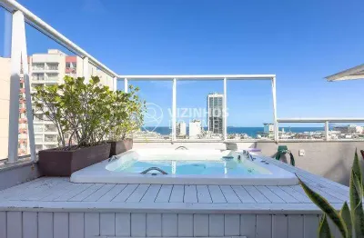 Cobertura triplex com 4 quartos, 2 vagas, vista parcial do mar e churrasqueira no leme