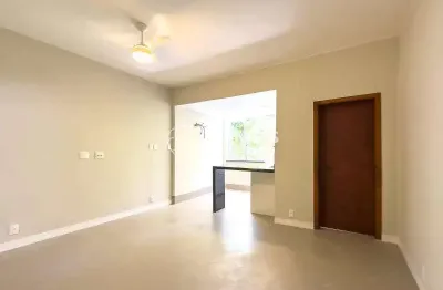 Conjugado reformado, silencioso e com vista para o verde no leme.