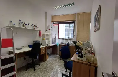 Excelente conjuto de salas comerciais próximo ao metrô uruguaiana projetada e reformada por arquiteta.