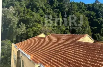 Conjugado totalmente reformado na rua das laranjeiras, fundos vista verde!