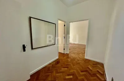 Apartamento encantador na gávea ? o silêncio, o conforto e o potencial que você busca.