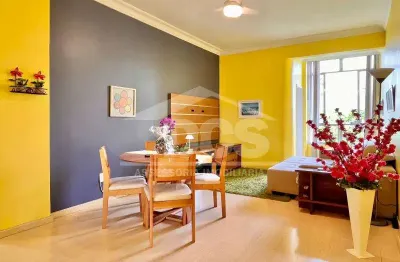 Um refúgio silencioso no coração de copacabana. sim, isso existe! e está à venda.