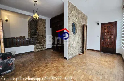 Casa duplex, bem localizada, 4 quartos, 5 vagas cobertas, silenciosa, ajardinada