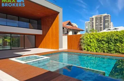 Casa de luxo em condomínio na barra da tijuca, rj: 4 quartos, 3 suítes, 3 salas, 7 banheiros, 10 vagas de garagem, 1.417m².