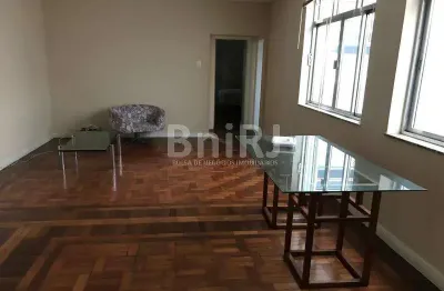 Apt amplo e iluminado em rua tranquila do humaitá (vista para o cristo)