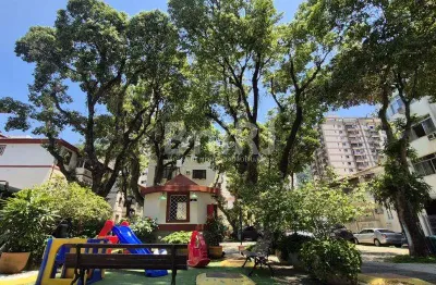 Apt. em Condomínio fechado, com pracinha, muitas árvores, e jardim.