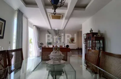 À venda excepcional cobertura duplex 366m² no Recreio dos Bandeirantes!  4 quartos (3 suítes), 3 vagas, varanda gourmet, piscina e vista livre
