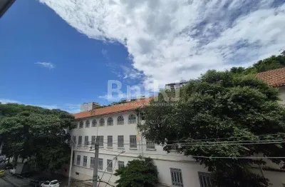 Laranjeiras: 105m² de Puro Potencial na Rua Pereira da Silva | 3 Quartos, Dependência com Vaga