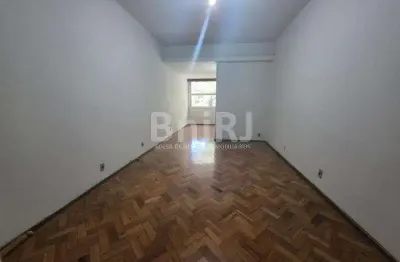 Oportunidade Indevassável Frente Rua 2 Quartos com Dependência Completa