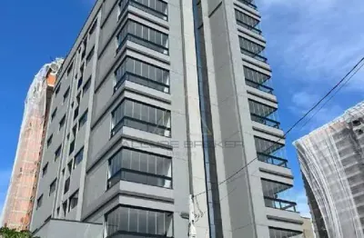 Apartamento quadra mar a venda no bairro itacolomi em piçarras-sc