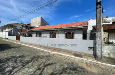 Casa a venda no centro de balneario piçarras próximo a mercado e todo comercio em geral, 500 metros da praia