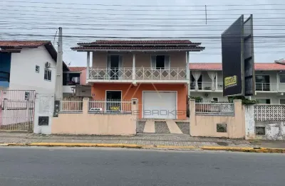 Casa a venda com otima localização no centro de balneario piçarras, apenas 190 metros da praia