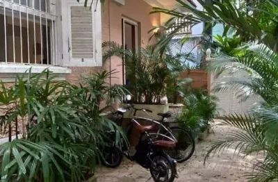 Hoomes imóveis vende apto de 143m2 no bairro jardim botânico, em rua arborizada com 3 suites, predio de 3 andares, com vaga descoberta.