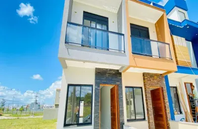 Sobrado de 101 m², com duas suítes, sala de estar, sala de jantar, lavabo, cozinha, piso em porcelanato, banheiros com pias esculpidas em mármore trav