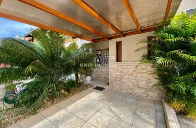 Casa de 3 dormitórios, sendo uma suíte, sala, cozinha, 3 banheiros, vaga de garagem para um carro.o imóvel fica semi mobiliado.  condomínio com infra
