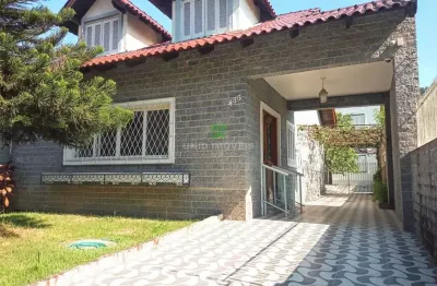 Residência com 4 dormitórios, suíte, closet, 5 vagas e muito pátio.
