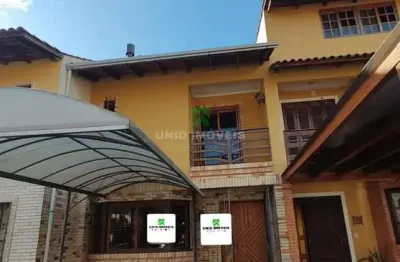 Sobrado é composto por 2 dormitórios, ambos suítes, closet, espaço sótão para 3° dormitório ou escritório, lavabo, living com dois ambientes, espaço
