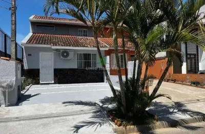 Casa com 3 quartos na hípica, 2 vagas, com pátio amplo, 2 banheiros.