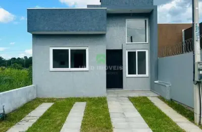 Casa térrea de três dormitórios sendo uma suíte, com ar condicionado, cozinha e ampla sala de dois ambientes, pé direito alto e banheiro social, jardi